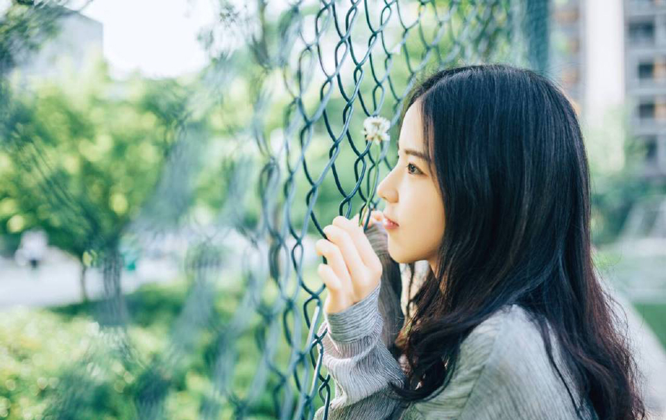 毕竟相比起来，虽然打下中原，会同时跟江东、荆州接壤，两面乃至三面受敌，但如果吕布先取荆州的话，便要随时面临被曹操切断后路的危险，至于蜀中，虽然对于刘璋曹操不怎么看得上眼，不过蜀中的地势太好了，粮道艰难，注定吕布无法投入大兵力去征讨，而且沿途上还有重重关隘。